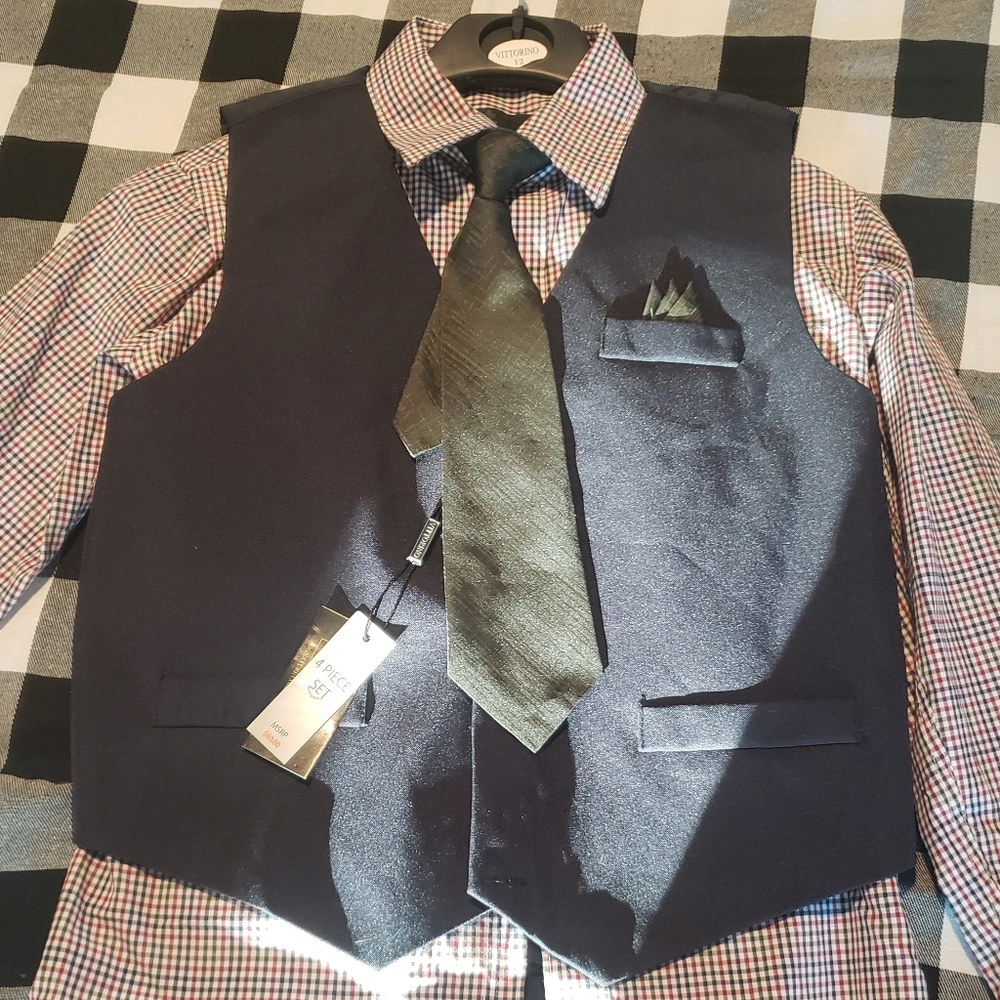 Boys 4 peice suit. New with tags